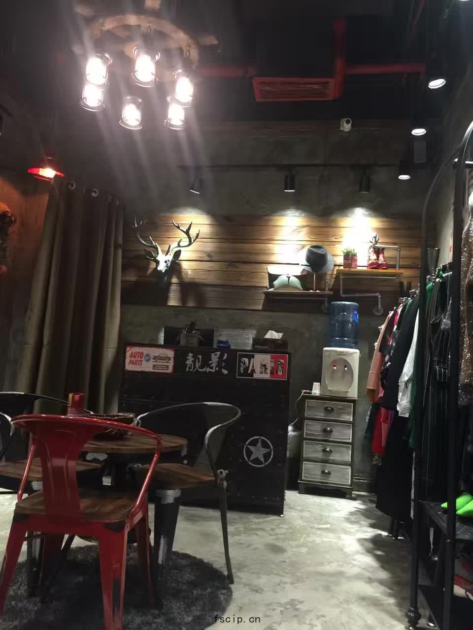 重慶服(fú)裝店設計裝修(xiū).jpg